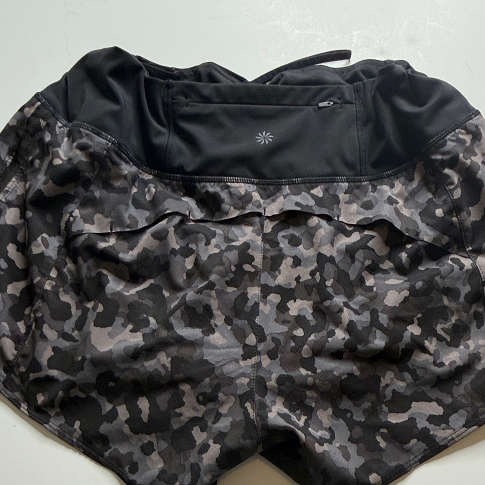 Women’s Athleta Size Medium Running Free Short 3.5” Camo EUC - Picture 4 of 6